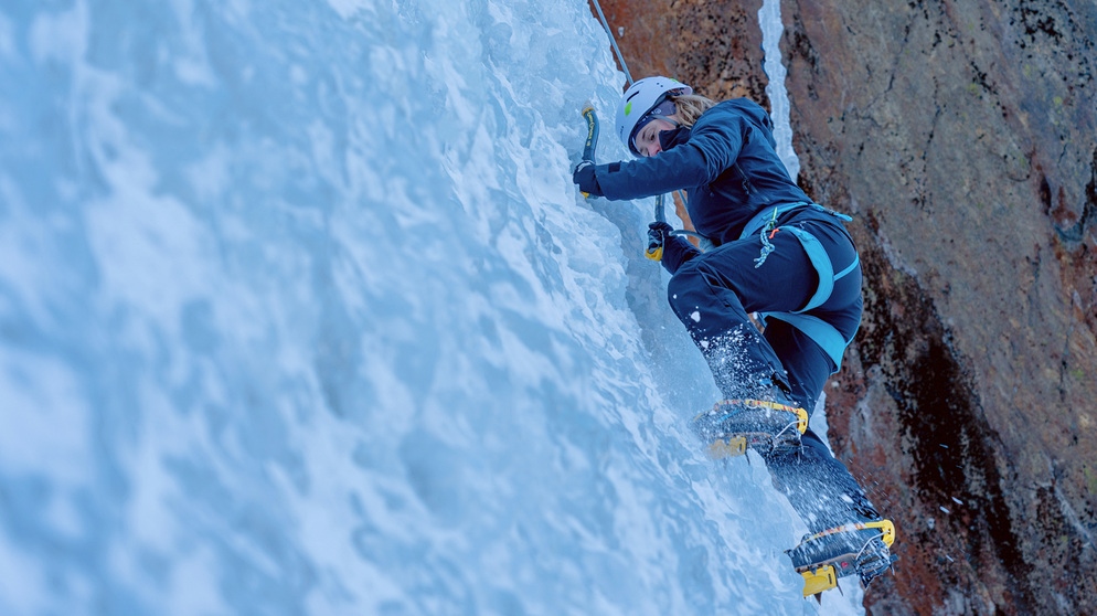 Elena Blume klettert in einer  Eiswand  | Bild: BR/Lukas Pilz