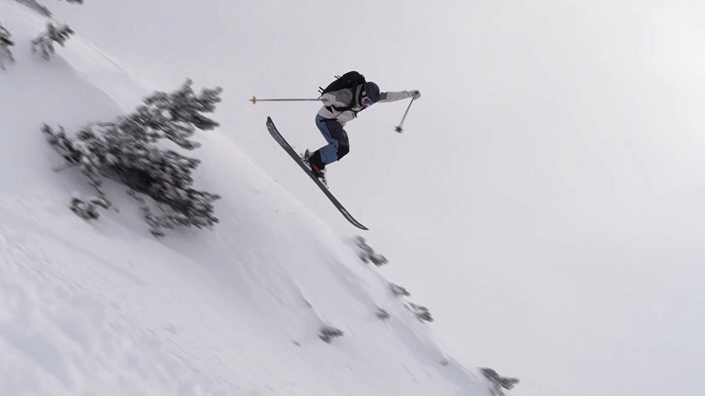 Sprung bei Ski-Abfahrt im freien Gelände | Bild: Michael Düchs