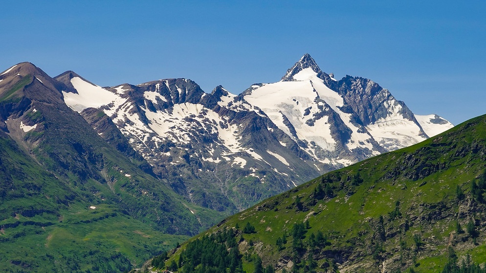 Der Großglockner ist 3.798 Meter hoch und ist somit der höchste Berg der Alpenregion Österreich | Bild: picture alliance/dpa | Patrick Pleul