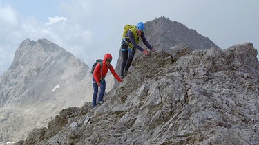 Sabrina Tauscher, Andi Tauser beim Aufstieg auf die Hochfrottspitze | Bild: BR/Tangram Film International