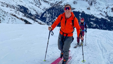 Skitourengeher und Skitourengeherin im Anstieg | Bild: BR/Michi Düchs