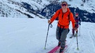 Skitourengeher und Skitourengeherin im Anstieg | Bild: BR/Michi Düchs