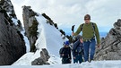 Drei Bergsteiger im Schnee | Bild: BR/Elena Blume