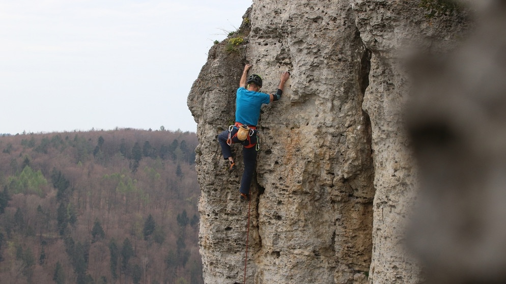 Guido Köstermeyer klettert am Röthelfels | Bild: BR/Kilian Neuwerth