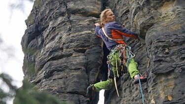 Ein Kletterer in einer Route | Bild: BR/Kilian Neuwert