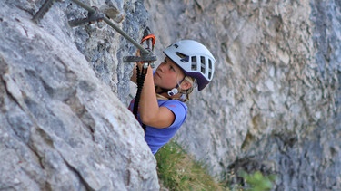 Mädchen im Klettersteig | Bild: BR/Kilian Neuwert