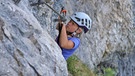 Mädchen im Klettersteig | Bild: BR/Kilian Neuwert