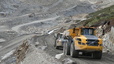 Zwei LKW auf einer Baustelle in den Bergen | Bild: BR/Georg Bayerle