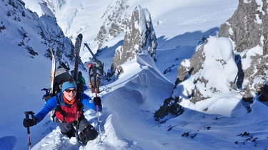 Skibergsteigerin in steilem Kar | Bild: BR/Fridolin Baur