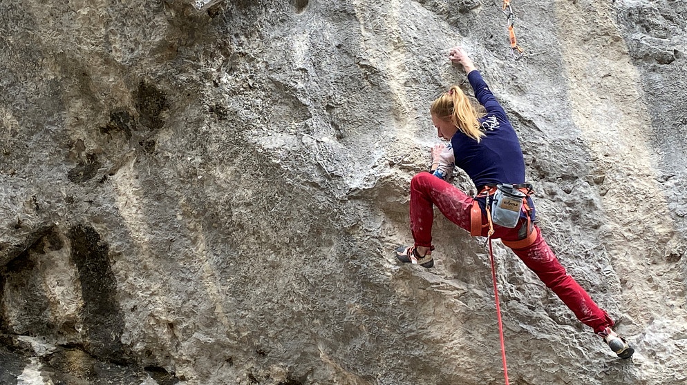 Martina Demmel beim Klettern | Bild: BR/Michael Düchs