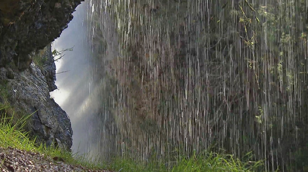 Ein Wasserfall im Wald | Bild: BR