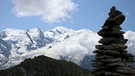 Mont Blanc-Masiv mit Steinmännchen im Vodergrund | Bild: BR/Kilian Neuwert