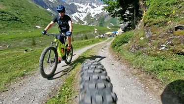 Mountainbiker in den Alpen | Bild: BR