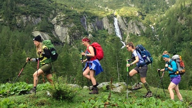 Vier der Munich Mountain Girls wandern im Tal der 1000 Wasserfälle | Bild: BR/Katharina Heudorfer