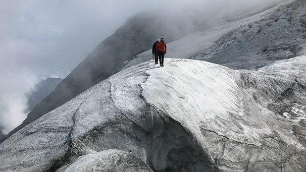 Bergsteiger gehen über einen Gletscher am Ortler | Bild: BR/Kilian Neuwert