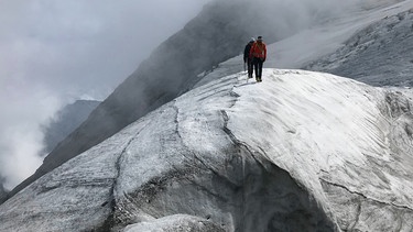 Bergsteiger gehen über einen Gletscher am Ortler | Bild: BR/Kilian Neuwert