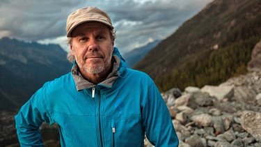 Porträt von Peter Mathis vor Berglandschaft | Bild: Peter Mathis