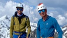 Peter Ortner (r.) und Lukas Sieber stehen am eingeschneiten Gipfelkreuz des Glödis in Osttirol | Bild: BR