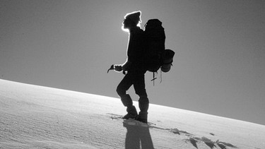 Bergsteiger im Schnee, Gegenlicht, schwarz-weiß | Bild: Reinhard Karl, Archiv Eva Altmeier