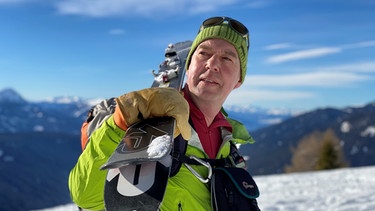 Jan Piepenstock mit Ski auf der Schulter | Bild: BR/Malte Roeper