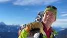Jan Piepenstock mit Ski auf der Schulter | Bild: BR/Malte Roeper