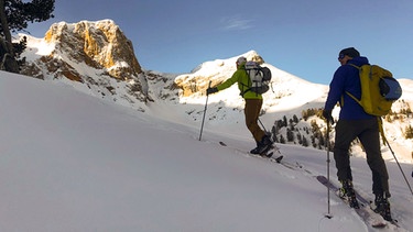 Zwei Skibergsteiger im Anstieg | Bild: BR/Michael Düchs