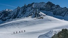 Skitourengeher vor Gebirgskette | Bild: Thomas März