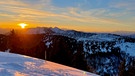 Sonnenaufgang über verscheniten Bergen | Bild: BR/Hanna Resch