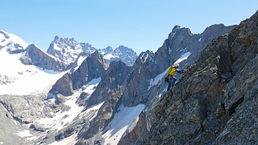 Thomas Dauser kletternd am Grat  | Bild: BR/Kilian Neuwert