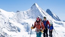 Michael Düchs mit Moni Hümmer und Peter Albert auf Skitour vor Hochgebirgskulisse | Bild: BR