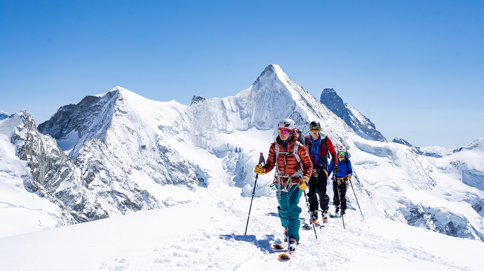 Michael Düchs mit Moni Hümmer und Peter Albert auf Skitour vor Hochgebirgskulisse | Bild: BR