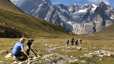 Kameramann Tom Mandl filmt eine Gruppe Mountainbiker | Bild: BR/Mihael Düchs