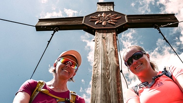 Anja und Katharina mit Gipfelkreuz | Bild: BR/Markus Trischler