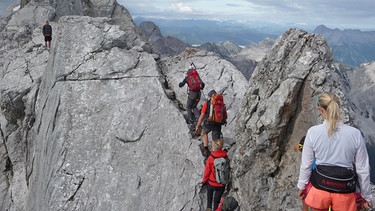 Mehrere Bergsteiger an einem Felsgrat am Watzmann | Bild: BR