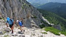 Zwei Bergsteiger im Anstieg, im Hintergrund Blick über die östlichsten Ausläufer der Alpen zur pannonischen Tiefebene | Bild: BR/Georg Bayerle