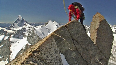 Kletterer an Felsgrat, im Hintergrund das Matterhorn | Bild: BR