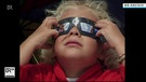 Kind mit Sonnenfinsternisbrille | Bild: BR Archiv