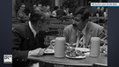 Günter Grass beim Essen in Biergarten  | Bild: BR Archiv