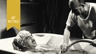 Fritz Benscher mit Duschhaube in der Badewanne sitzend, während er eine schmerzhafte Unterwassermassage bekommt. | Bild: BR Archiv