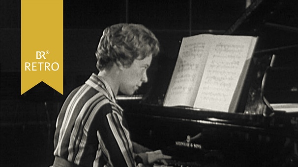 Teilnehmerin beim ARD-Musikwettbewerb spielt am Klavier vom Blatt | Bild: BR