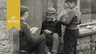Jungs auf der Straße beim Kartenspielen | Bild: BR Archiv