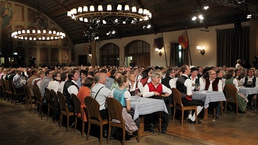 Brettl-Spitzen: Festsaal des Hofbräuhauses zu München mit Publikum. | Bild: BR / Sessner
