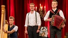 Tobias Probst, Tobias Boeck und Fabian Neulinger in der Volkssänger-Revue Brettl-Spitzen XXIII | Bild: BR / Ralf Wilschewski 2023