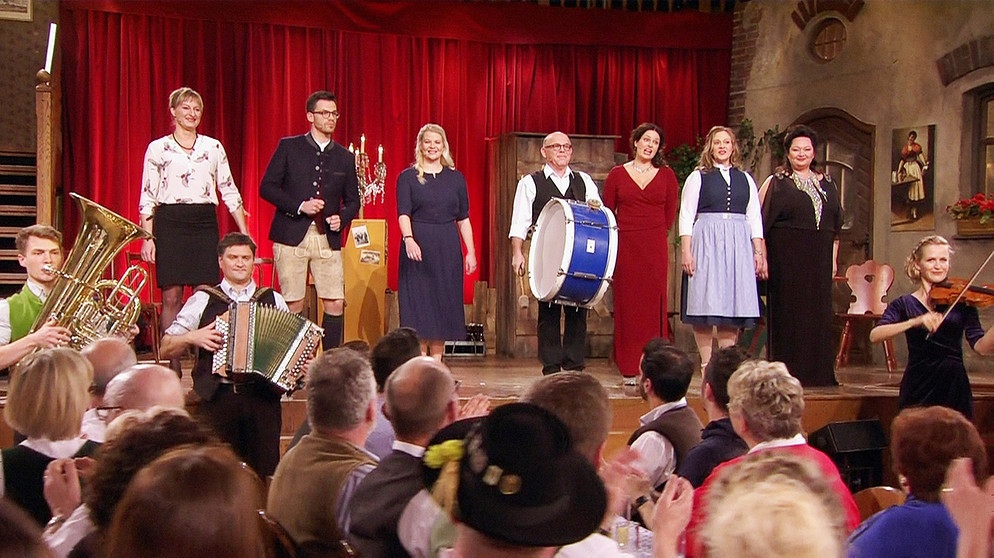 Die Künstler der Sendung mit dem Begrüßungslied "Seid's alle da?!" in der Volkssänger-Revue Brettl-Spitzen IX. | Bild: BR