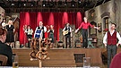Der Brettl-Spitzen-Chor in der Volkssängerrevue Brettl-Spitzen XV. | Bild: picture-alliance/dpa