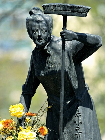 Das Ida Schumacher-Denkmal am Münchner Viktualienmarkt | Bild: picture-alliance/dpa/Paul Mayall