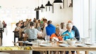 Bofællesskabet Lange Eng: Menschen am Mittagstisch | Bild: Laura Stamer