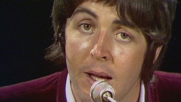 Paul McCartney in jungen Jahren am Mikrofon | Bild: BR