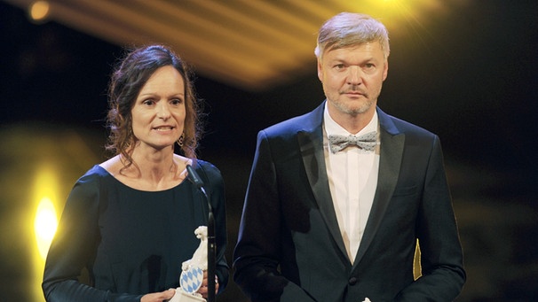 Sylvia Griss und Franz Xaver Karl nehmen den Bayerischen Fernsehpreis 2014 entgegen | Bild: picture-alliance/dpa
