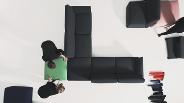 Ein L-Förmig angeordnetes schwarzes Sofa- | Bild: BR